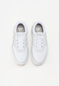 Scarpe da ginnastica bianche con tomaia in mesh, punta tonda e tre strisce grigie sui lati. Presentano lacci bianchi e una soletta grigia imbottita.