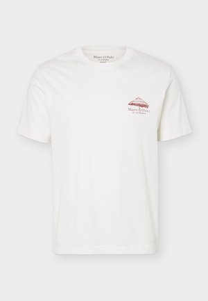 Fehér rövid ujjú póló kis barna szalmakalappal és a „Marc O'Polo EST IN STOCKHOLM” felirattal a bal mellrészen.