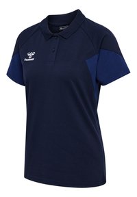 Marineblå polo-shirt lavet af tekstureret stof, der har en spids krave, korte ærmer og et logo på venstre bryst.