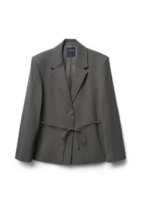 Grauer, maßgeschneiderter Blazer mit strukturiertem Kragen, einem kn�öpfbarenverschluss und einem Taillengürtel. Glatter Stoff mit langen Ärmeln und minimalen Akzenten.