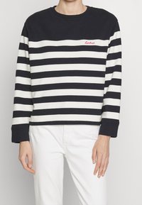 Námořnické a bílé pruhované dlouhý rukáv mikina s kulatým výstřihem a červeným vyšitým logem. Měkká bavlněná tkanina s ribbovanými manžetami a lemem.