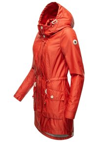 Parka impermeable roja con capucha, cordones en la cintura y el dobladillo, cierre de botones de presión y bolsillos laterales con solapas de botón.