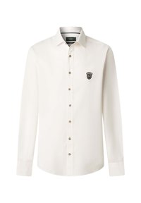 Camisa blanca de manga larga hecha de algodón con un cierre de botones en la parte delantera, que presenta un pequeño logo bordado en el lado izquierdo del pecho y botones marrones.