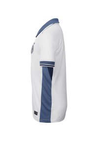 Polo blanc avec un col bleu et des accents de manches, avec un détail de logo sur la poitrine et une texture de tissu pour le confort.