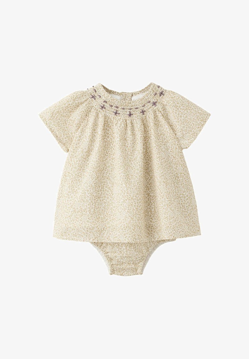 Robe-ensemble beige pour bébé avec manches courtes, motif floral, encolure froncée et détails brodés violets sur le plastron avant.