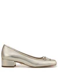 Ballet flats in oro metallizzato con punta arrotondata, tacco medio a blocco e un dettaglio decorativo a fiocco sul davanti. Texture liscia e design semplice.