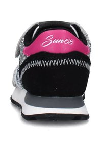 Sneaker in camoscio nero e glitter argento con accenti rosa. Presenta una forma arrotondata, cinturino regolabile e dettaglio sul tallone in contrasto nero.