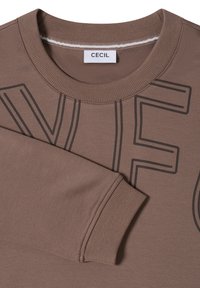 Sudadera marrón con cuello y puños acanalados. Presenta texto gráfico negro. Hecha de material suave y texturizado. La etiqueta dice "CECIL."