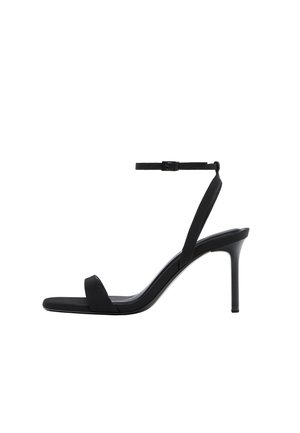 Sandalo nero con tacco alto, cinturino sottile alla caviglia e punta aperta, caratterizzato da un tacco a spillo sottile e un design minimalista.