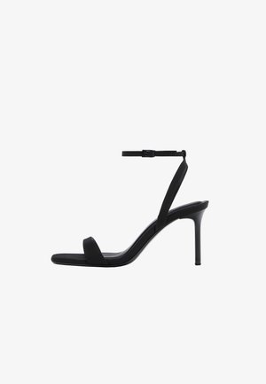 Schwarze Sandalette mit hohem Absatz, dünnem Knöchelriemen und offenem Zehenbereich, ausgestattet mit einem schlanken Stilettoabsatz und minimalistischem Design.