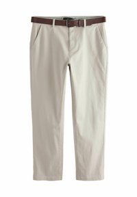 Pantalones de algodón beiges con bolsillos frontales, diseño de pierna recta y un cinturón de cuero marrón con una hebilla metálica.