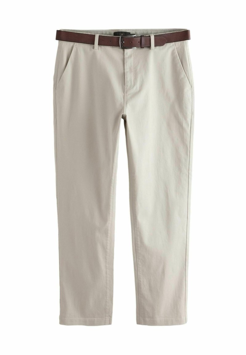 Pantalones de algodón beiges con bolsillos frontales, diseño de pierna recta y un cinturón de cuero marrón con una hebilla metálica.
