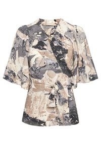 Enveloppez le haut dans un tissu à motif marbré comprenant des nuances de beige, gris et noir. Il possède des manches courtes et un détail de ceinture à nouer.