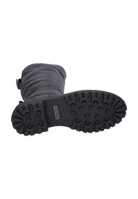 Botas negras impermeables con parte superior de cuero cosido, punta redondeada y suela de goma resistente con profundos dibujos para mayor tracción.