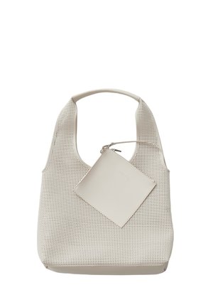 Sac à bandoulière beige perforé avec une petite pochette zippée assortie attachée à la poignée, design minimaliste et moderne.