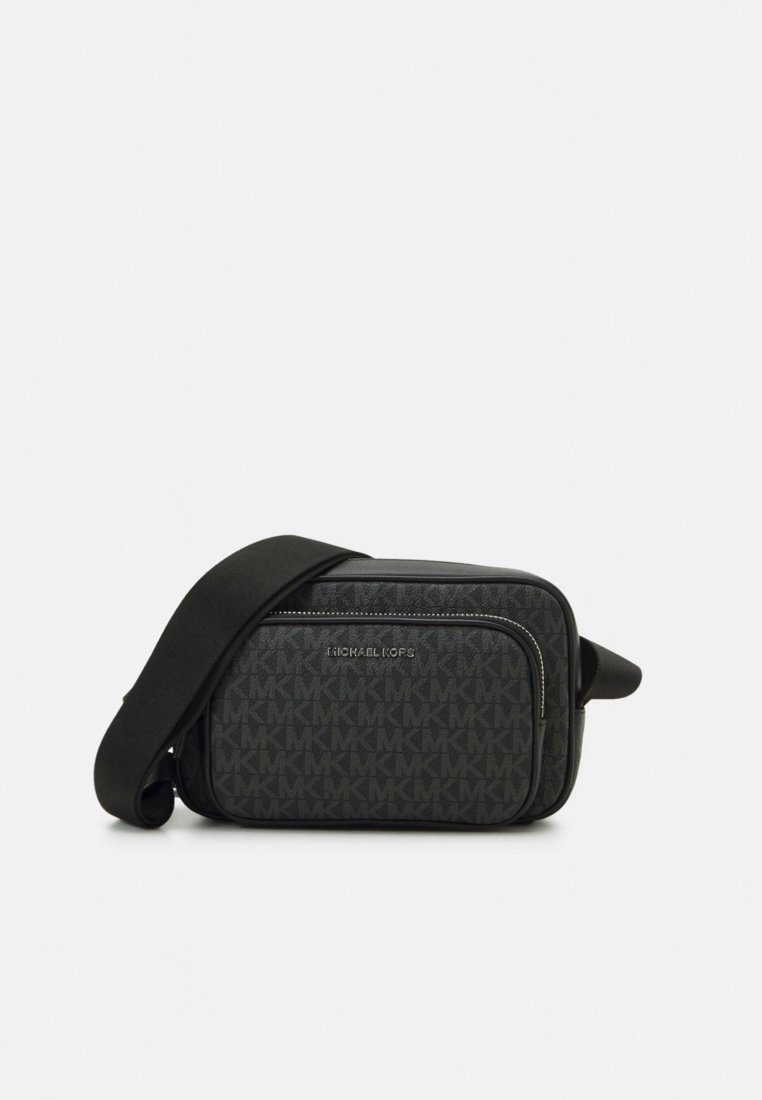 Sac bandoulière synthétique noir avec motif monogramme, compartiment zippé et sangle ajustable. Design rectangulaire compact.
