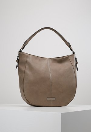 Torba hobo z taupe skórą, z pojedynczym paskiem na ramię, o zaokrąglonym kształcie, widocznym przeszyciem i małą, prostokątną metalową plakietką marki z przodu.
