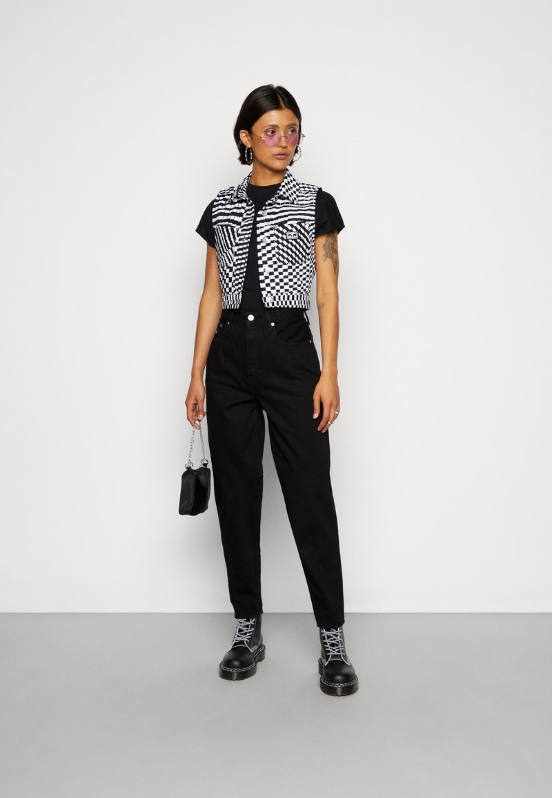 Tommy Jeans MOM ULTRA HIGH RISE JEAN TAPERED - Džíny Relaxed Fit - denim black