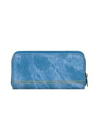 Cartera de mezclilla azul con cremallera, que presenta una superficie texturizada y costuras amarillas a lo largo de los laterales. Diseño rectangular compacto.