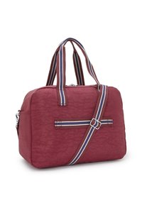 Rote Stofftasche mit strukturiertem Finish, doppelten Griffen und einem abnehmbaren Schultergurt mit blauen und weißen Streifen. Reißverschluss oben.