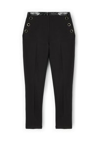 Czarne, dopasowane spodnie z błyszczącym czarnym paskiem w talii, zdobione czterema złotymi oczkami na biodrze. Materiał ma gładką fakturę.