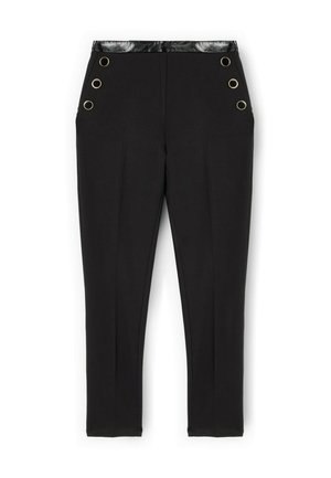 Mustat räätälöidyt housut, joissa on kiiltävä musta vyötärö, ja joissa on neljä kultasävyistä silmukkaa lantiossa. Kankaalla on sileä pinta.