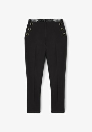 Czarne, dopasowane spodnie z błyszczącym czarnym paskiem w talii, zdobione czterema złotymi oczkami na biodrze. Materiał ma gładką fakturę.