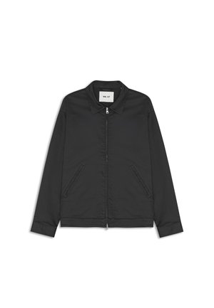 Sort letvægtsjakke med krave, lange ærmer, to skrå lommer foran og en lynlås i fuld længde foran.