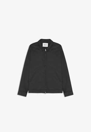 Veste légère noire avec col, manches longues, deux poches inclinées à l'avant et une fermeture éclair intégrale à l'avant.