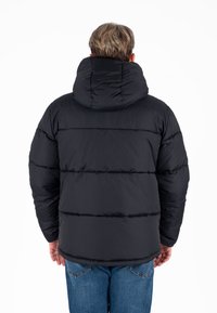 Zwarte pufferjack met een capuchon, met horizontale quilted secties. De stof lijkt glad en gewatteerd, wat isolatie biedt.