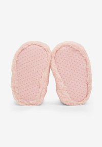 Ružové fleece papuče s fluffy vonkajším povrchom a bodkovanými protišmykovými podrážkami, tvarované ako ovál, s mäkkými švami a útulnou textúrou.