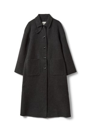 Cappotto lungo grigio scuro in tessuto strutturato, con colletto, cinque bottoni frontali e due grandi tasche davanti.