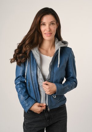 Blauwe leren jas met een grijze capuchon, voorzien van een rits aan de voorkant, zijzakken en een slim fit ontwerp. Bovenstuk met een gladde textuur, casual stijl.