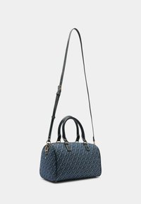 Blaue Handtasche mit Muster, doppelten Obergriffen und einem abnehmbaren Schulterriemen. Mit goldfarbener Hardware und einem glatten Lederbesatz.