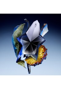 Parfymeflaske formet som en stjerne, laget av reflekterende blå glass, omgitt av blader og frukttilbehør, med skarpe kanter og fasetter.