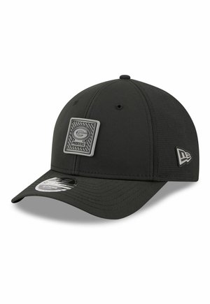 Casquette de baseball noire avec écusson du logo des Green Bay Packers à l'avant et logo drapeau New Era sur le côté, visière incurvée et œillets d'aération.