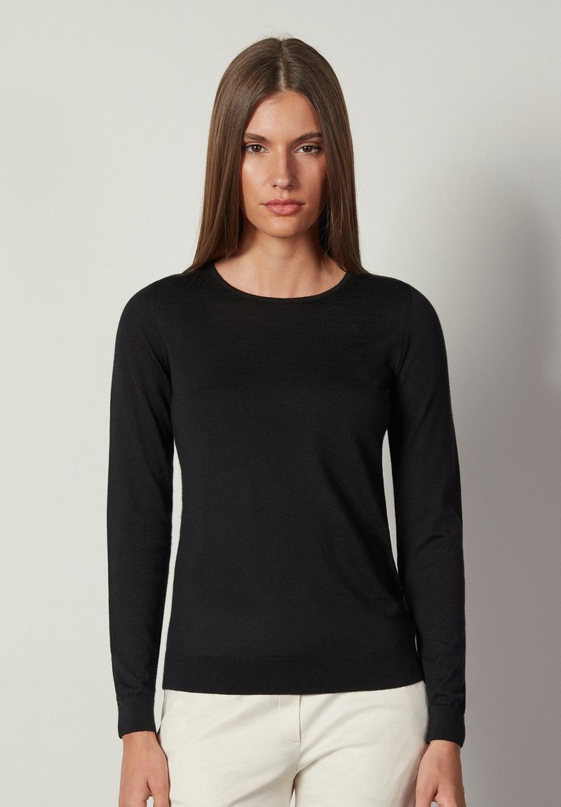 Maglione nero a maniche lunghe con scollatura rotonda, realizzato in materiale morbido. Presenta una vestibilità aderente e polsini e orlo a coste.