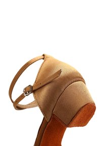 Brązowy sandał na wysokim obcasie z satyny z paskiem na kostkę, kwadratowym noskiem i teksturowaną zamszową podeszwą. Posiada masywny obcas dla dodatkowej stabilności.