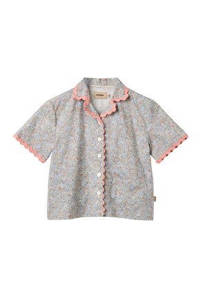 Kortærmet skjorte med blomstermønster i blå og pink, bølget pink krave og ærmer, knaplukning foran og letvægtsstof.