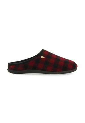 Pantuflas de fieltro de cuadros rojos y negros con punta redondeada, suela de goma negra y un pequeño acento decorativo en el lateral. Textura suave y diseño de fácil colocación.