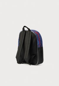 Μαύρο και μπλε σακίδιο με ρυθμιζόμενους ιμάντες, διαθέτει διακοσμητικό μοτίβο στο πάνω μέρος, κλείσιμο με φερμουάρ και αντίθετη λεπτομέρεια κατά μήκος των άκρων.