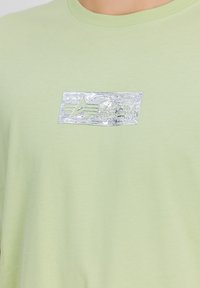 Alpha Industries PLATE - Apdrukāts T-krekls - arctic lime
