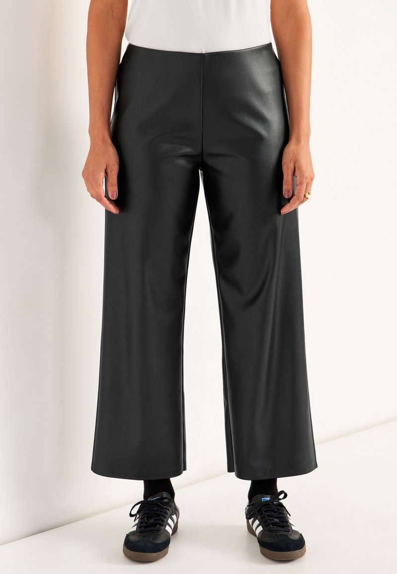 Zwarte, wijde broek van een gladde, faux leren stof, met een hoge taille en een nette verticale naad aan de voorkant.