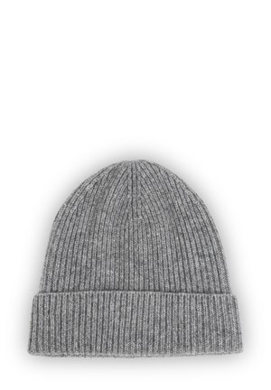 Szara prążkowana dzianinowa czapka typu beanie z podwiniętym mankietem, o miękkiej fakturze i zaokrąglonym czubkiem, zaprojektowana dla ciepła i komfortu.