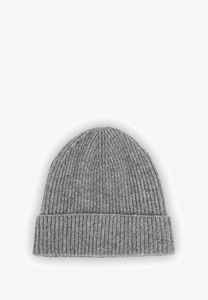 Szara prążkowana dzianinowa czapka typu beanie z podwiniętym mankietem, o miękkiej fakturze i zaokrąglonym czubkiem, zaprojektowana dla ciepła i komfortu.