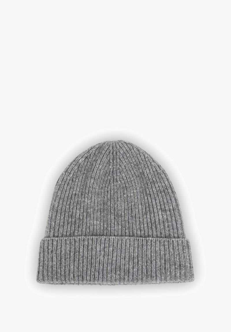 Szara prążkowana dzianinowa czapka typu beanie z podwiniętym mankietem, o miękkiej fakturze i zaokrąglonym czubkiem, zaprojektowana dla ciepła i komfortu.