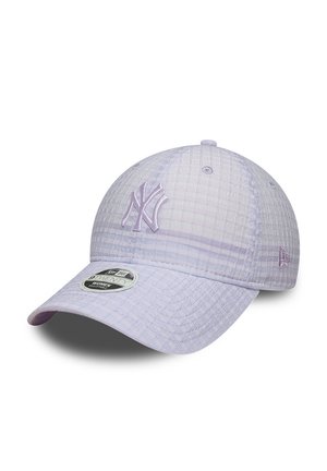 Hellviolette New York Yankees Baseballkappe mit gebogenem Schirm und strukturierter Stoffoberfläche, mit besticktem Logo und Markenaufkleber am Schirm.