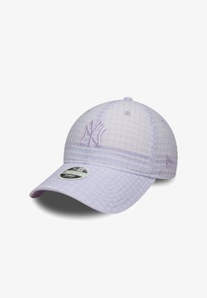 Hellviolette New York Yankees Baseballkappe mit gebogenem Schirm und strukturierter Stoffoberfläche, mit besticktem Logo und Markenaufkleber am Schirm.
