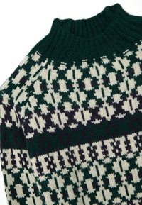 Grüner, cremefarbener und dunkelvioletter gestrickter Pullover mit hohem, geripptem Kragen und durchgängigem geometrischem Muster. Weiche Textur.