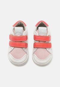 Zapatillas blancas y rosas con detalles en ante rosa, doble correa de gancho y bucle y suela de goma. Acabado texturizado y detalle del logotipo en la lengüeta.